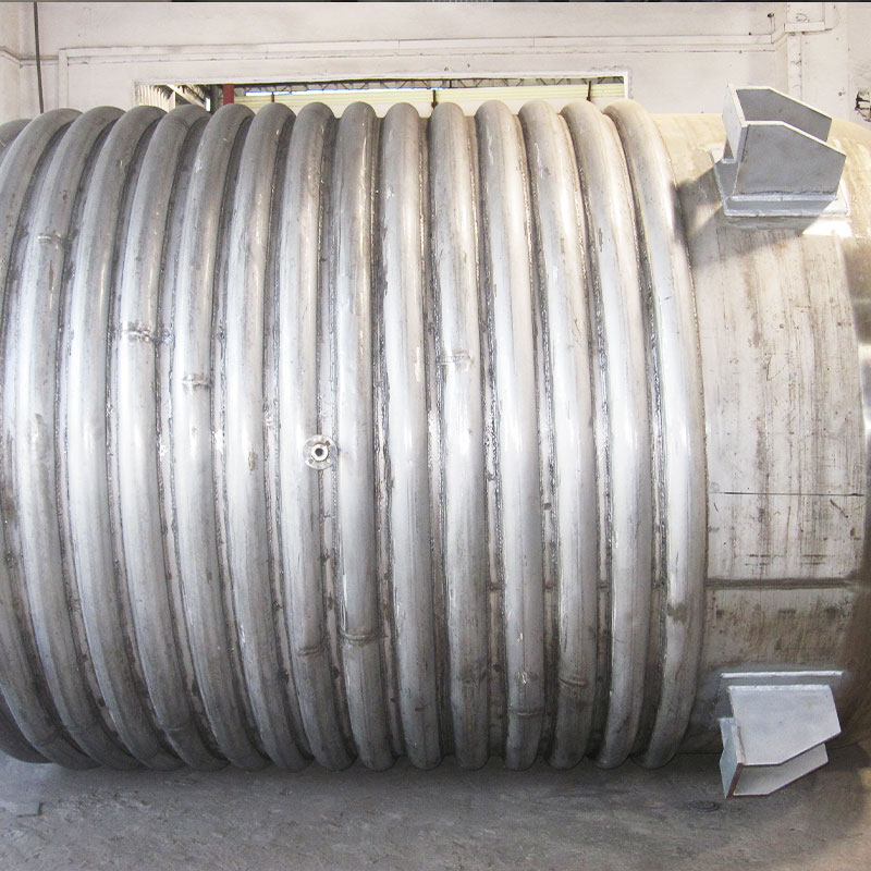 Reaction kettle with external pipe
