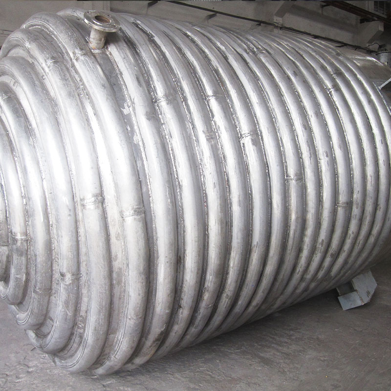 Reaction kettle with external pipe