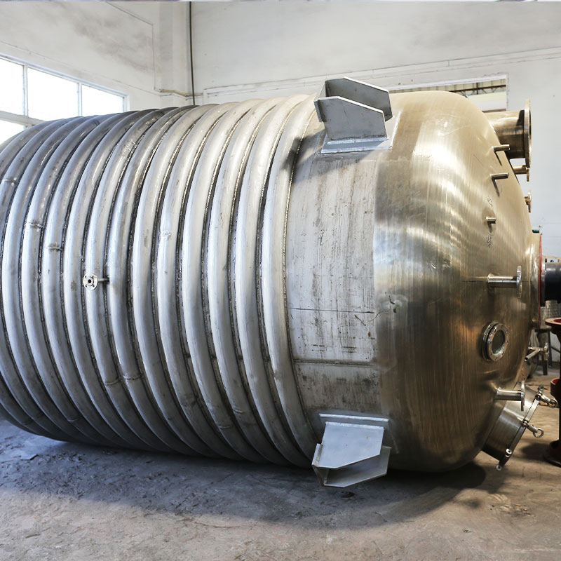 Reaction kettle with external pipe